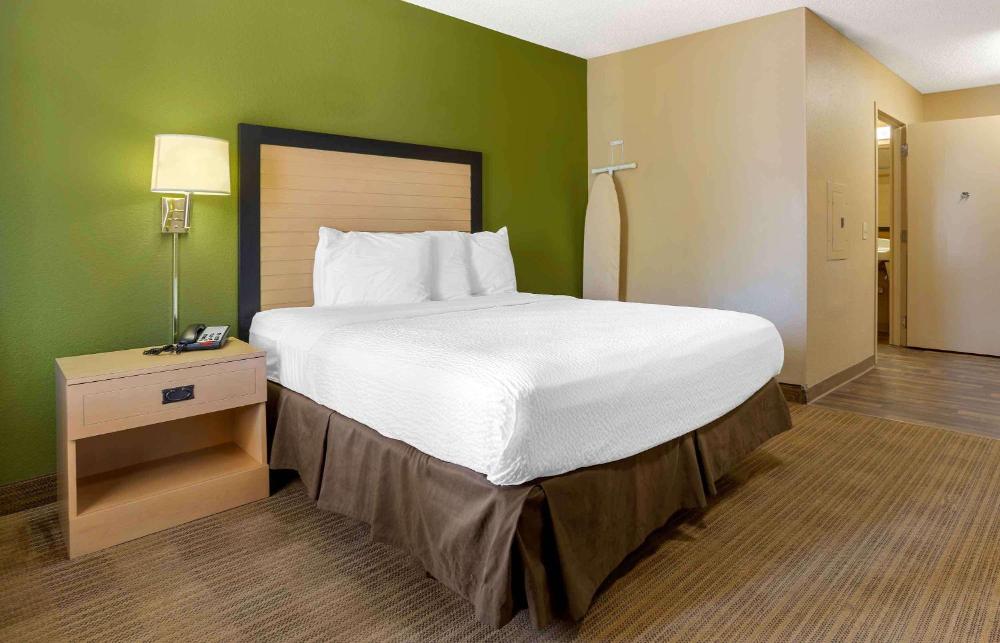 Queen studio with 1 Queen Bed - Disability Access/Non-Smoking interior